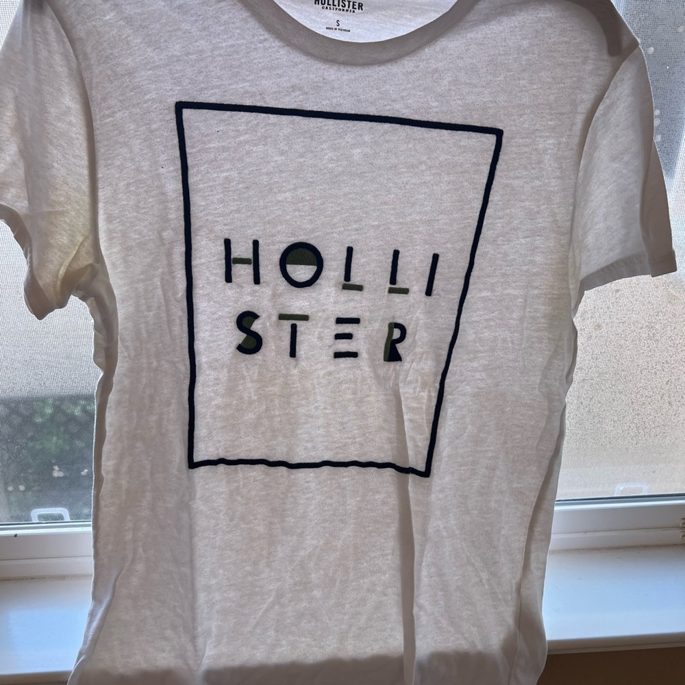 Hollister Cream Tee with Black Graphic